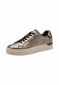 Sneaker color bronzo metallizzato con accenti neri, design con lacci, tomaia testurizzata e suola spessa beige con scanalature orizzontali.