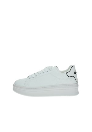 Sneaker bianco in pelle testurizzata, suola piatta, punta rotonda e dettagli neri sul tallone. Presenta chiusura con lacci e un branding sottile.