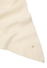 Miękka, kremowa kołdra wykonana z teksturowanej tkaniny, w kształcie trójkąta, z małym metalowym akcentem w kolorze srebrnym w jednym rogu.