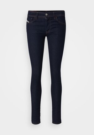 Schmale Jeans aus dunkelblauem Denim, ausgestattet mit einem klassischen Fünf-Taschen-Design, kontrastierenden orangefarbenen Nähten und einem vorderen Knopfverschluss.