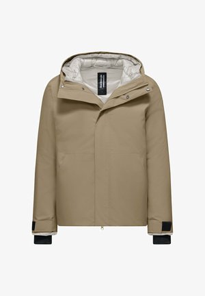 Beige isolierte Jacke mit Kapuze, ausgestattet mit einem Reißverschluss, Druckknöpfen, seitlichen Taschen und schwarzen Ärmelakzenten. Glattes Innenfutter.