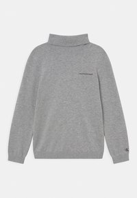 Szary sweter z wysokim prążkowanym kołnierzem i długimi rękawami. Na przodzie znajduje się czarne logo "CALVIN KLEIN JEANS" oraz prążkowane mankiety.