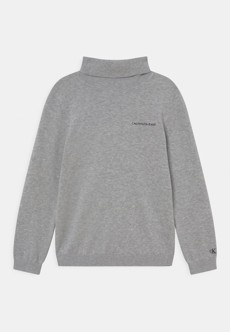 Szary sweter z wysokim prążkowanym kołnierzem i długimi rękawami. Na przodzie znajduje się czarne logo "CALVIN KLEIN JEANS" oraz prążkowane mankiety.
