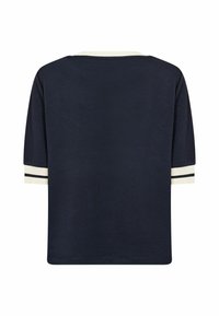 Temno modra kratka majica s kratkimi rokavi in rebrastim okroglim izrezom ter belimi in črnimi črtastimi poudarki na rokavih, ki ima sproščen kroj in mehko teksturo.