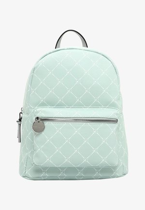 Sac à dos vert menthe en cuir texturé avec un motif en losanges. Il possède une poche avant zippée et une poignée noire simple.