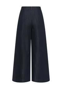 Pantalon en jean à jambes larges de couleur bleu foncé. Confectionné dans un tissu lisse avec un léger éclat subtil. Caractérisé par une taille haute et un design épuré sans ornements visibles.