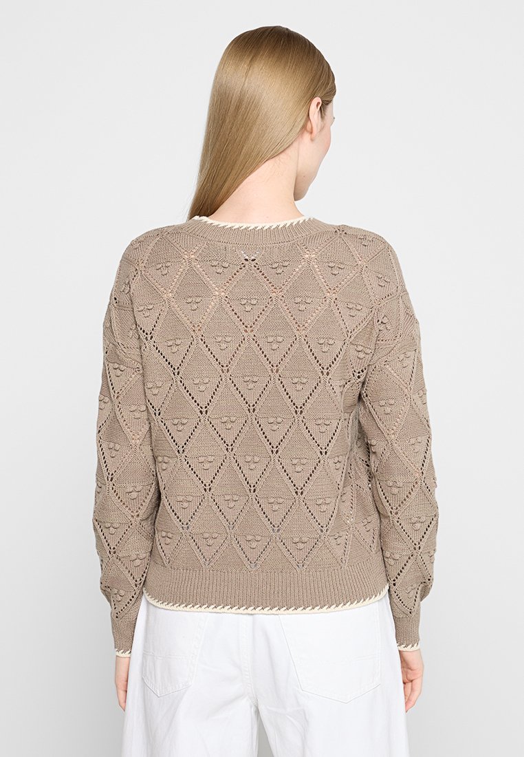 Maglione a maglia marrone chiaro con un motivo a rombi, polsini e orlo a coste, e scollatura rotonda. Il materiale presenta un design tessuto a trama aperta e testurizzata.