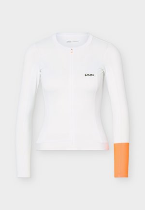 Maillot de ciclismo blanco de manga larga con cremallera frontal completa, logo "poc" en el pecho y puño naranja brillante en la manga derecha.