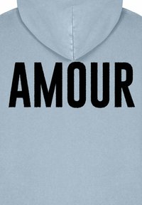 Világoskék kapucnis pulóver, melyen vastag fekete betűkkel szerepel az "AMOUR" szó. Az anyag lágy és sima textúrájú. Kapucnival rendelkezik.