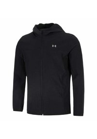 Chaqueta con capucha negra hecha de tejido ligero, con cremallera frontal completa, mangas largas y un pequeño logo en la parte izquierda del pecho.