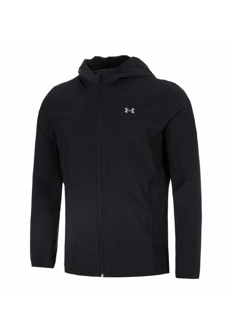Chaqueta con capucha negra hecha de tejido ligero, con cremallera frontal completa, mangas largas y un pequeño logo en la parte izquierda del pecho.