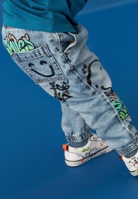 Next GRAFFITI - Laza szabású farmerek - light blue denim