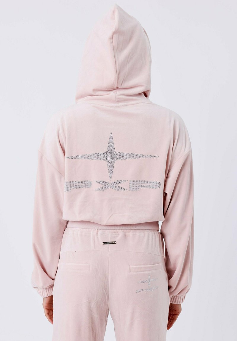 Roze velours hoodie met een grote zilveren ster en "PXP" op de achterkant, voorzien van een capuchon en elastische manchetten. Zachte textuur, casual ontwerp.