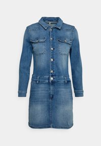 Vestido de ganga em azul claro com mangas longas, colarinho, fecho de botões à frente, dois bolsos no peito e uma cintura ajustada. Textura suave com um ligeiro brilho.