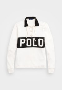 La camisa polo de manga larga blanca presenta un collar negro, un diseño frontal con cordones y una banda horizontal negra con "POLO" impreso en blanco.