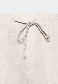 Lichtbeige linnen shorts met een elastische tailleband met een trekkoord, zijzakken en fijne verticale stikdetails.