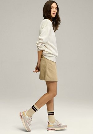 Trainers - white