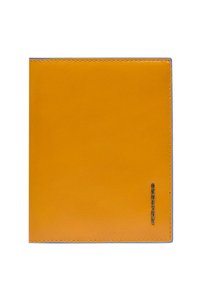 Gele leren notitieboekhoes met blauwe stiksels en een geperst logo in de rechterbenedenhoek. Gladde textuur, rechthoekige vorm.