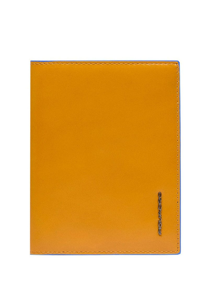 Gele leren notitieboekhoes met blauwe stiksels en een geperst logo in de rechterbenedenhoek. Gladde textuur, rechthoekige vorm.