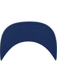 Blå baseballcapskjerm med en glatt stoffoverflate, lett buet form og sydd detaljer langs kanten. Ingen logoer eller utsmykninger.