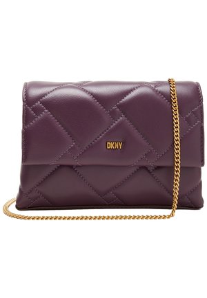 Lilla quiltet læder clutch-taske fra DKNY med guldfarvet kæderem og lille guldfarvet logo på frontklappen.