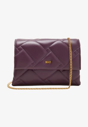 Bolso de mano DKNY de cuero acolchado morado con correa de cadena dorada y pequeño logotipo dorado en la solapa delantera.