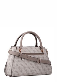 Geantă gri cu model, cu două mânere, curea de umăr ajustabilă și buzunar frontal cu fermoar. Dispune de accesorii aurii și un material texturat.