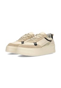 Beige Sneaker aus Wildleder und Leder, mit perforierter Zehenpartie, schwarzen Akzenten und einer klobigen weißen Plattformsohle.