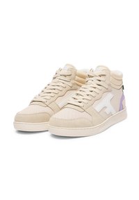 Beige hoge sneakers met mesh- en suede-texturen, voorzien van witte en lavendelaccenten, platte veters en een gevoerde kraag.