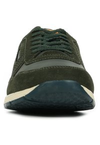 Sneaker scuro verde in suede con tomaia testurizzata, dettagli rinforzati grigi e lacci a fantasia. Presenta una resistente suola in gomma nera.