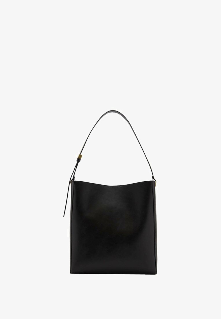 Borsa a spalla in pelle nera con una sola tracolla regolabile e un design rettangolare minimalista, mostrata su uno sfondo bianco.