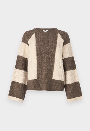Maglione marrone e crema lavorato a maglia con motivo a trecce sulle maniche, design cropped e orlo largo a costine. Collo rotondo, vestibilità ampia.