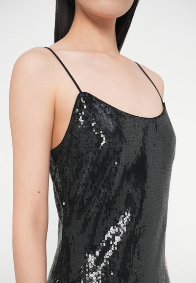 Čierne šaty s trblietavými flitrami, s tenkými ramienkami a priliehavým strihom, s hladkou textúrou a trblietavým povrchom.