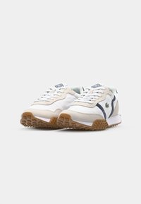 Witte en beige sneakers met een bovenwerk van suède en textiel, rubberen zool en marineblauwe accenten. Beschikt over een vetersluiting en een gemêleerde loopzool.