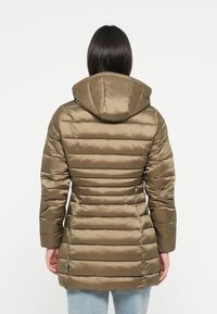 Gevoerde olijfgroene jas met capuchon, voorzien van horizontale quiltstructuur, lange mouwen en een gladde, glanzende textuur.
