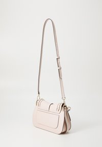 Borsa a spalla in pelle rosa con una forma elegante, caratterizzata da dettagli cuciti, una tasca frontale e una tracolla regolabile.