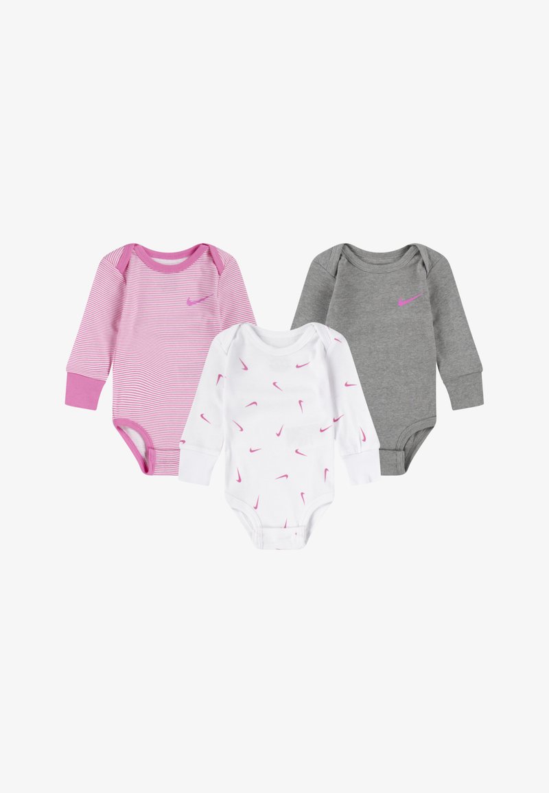 Três bodies de bebé de mangas longas: riscado em rosa, branco com logótipos em rosa, e cinza sólido. Cada um apresenta um decote redondo e um ajuste justo.