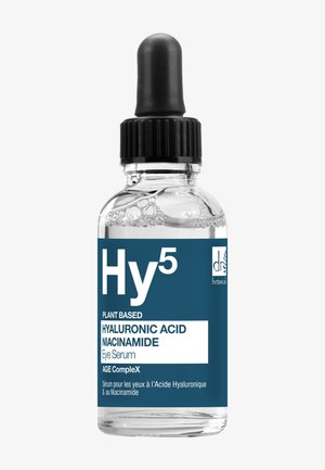 Szklana butelka z kroplomierzem zawierająca roślinne serum do oczu z kwasem hialuronowym i niacynamidem, z niebiesko-białą etykietą i czarną gumową nasadką kroplomierza.