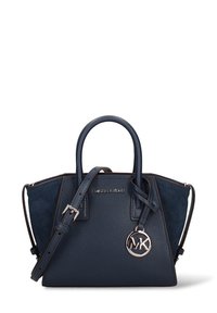 Marineblauwe handtas met leer- en suède texturen, gestructureerde vorm, dubbele bovenhandvaten, afneembare riem en een metalen logo hanger.