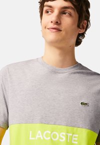 Lacoste Triko s potiskem - hellgrau