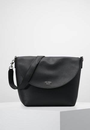 Schwarze strukturierte Leder-Schultertasche mit Klappverschluss und verstellbarem Tragegurt, vorne mit silbernem Markenlogo "GUESS".