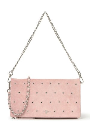 Bolso de mano de ante rosa con detalles de ojetes plateados, correa de cadena plateada desmontable y un pequeño logo metálico en forma de "B" con dos estrellas en el frente.