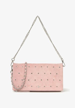 Bolso de mano de ante rosa con detalles de ojetes plateados, correa de cadena plateada desmontable y un pequeño logo metálico en forma de "B" con dos estrellas en el frente.