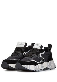 Sort og hvid Voile Blanche sneakers med chunky såler, sorte snørebånd, overdel i ruskind og mesh, samt mærkets logo på tungen og sålen.