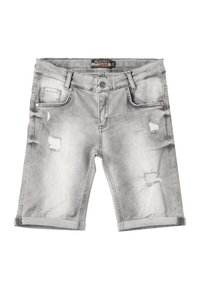 Pantalones cortos de mezclilla gris con un diseño desgastado, que presentan bordes deshilachados, múltiples bolsillos y un cierre de botón en la cintura.