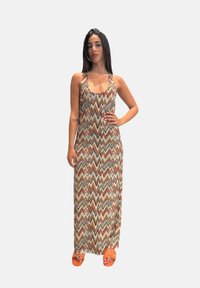 Maxi abito in tessuto a maglia con un motivo a zigzag multicolore nelle tonalità di marrone, arancione e blu, con spalline sottili.