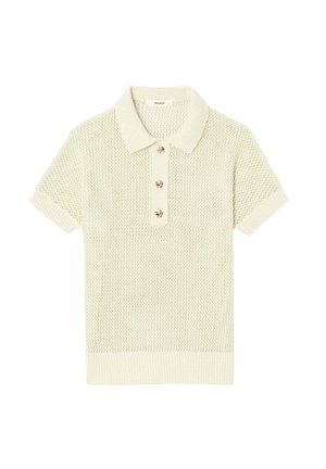 Polo en maille crème à manches courtes avec trois boutons beige et un col, des poignets et un ourlet côtelés.