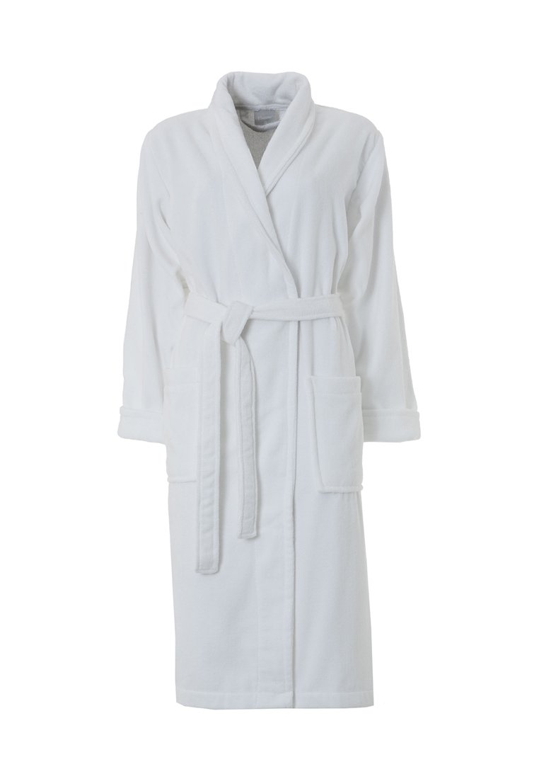 Accappatoio bianco in spugna con maniche lunghe, colletto scialle, cinturino in vita e due tasche frontali. Tessuto morbido e design di lunghezza media.