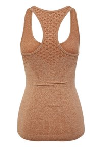 Hnědý pletený top na ramínka s designem racerback, žebrovanými lemy a texturovaným vzorem na zádech. Hladká tkanina s mírným leskem.