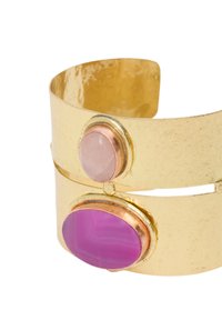 Bracciale in cuffia dorato con finitura texture, caratterizzato da una pietra rosa chiaro e una pietra viola incastonate in accenti dorati. Design semplice aperto.